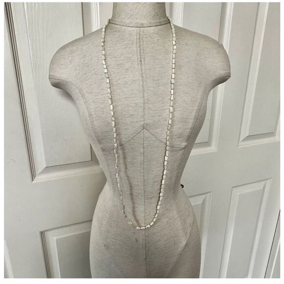 Vintage mother of pearl long beaded necklace - Picture 6 of 8